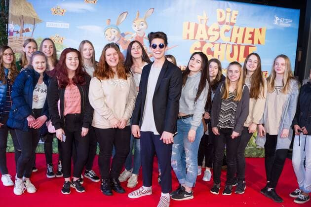 Noah Levi mit Fans auf dem Roten Teppich von der Filmpremiere von Die Häschenjagd-Jagd nach dem Goldenen Ei am 11.03.2017 im Cinenova in Köln. Die Häschenjagd-Jagd nach dem Goldenen Ei am 11.03.2017