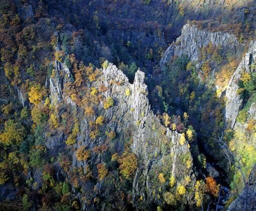 Tief eingeschnitten in die wildromantische Naturlandschaft des Harzes das Bodetal im Herbstaspekt Bodetal