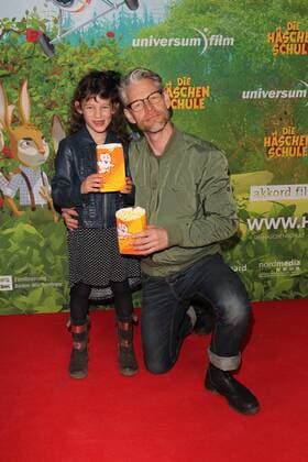 Steffen Wink mit Tochter Coco Deutschlandpremiere Die Häschenschule - Jagd nach dem Goldenen Ei Mathäser Filmpalast Kino Film Fernsehen München 12.03.2017