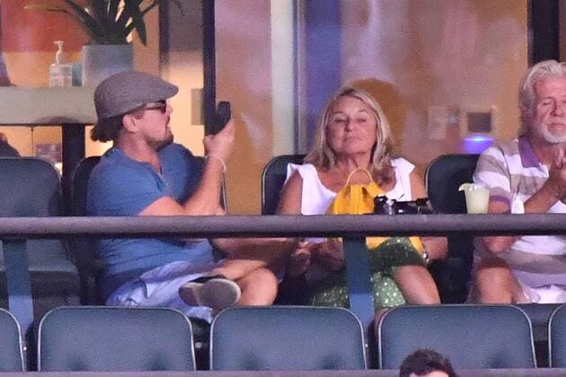 Leonardo diCaprio und Mutter Irmelin Indenbirken beim Tennisturnier in Indian Wells TENNIS : BNP PARIBAS OPEN INDIAN WELLS 2017 antoinecouvercelle panoramic 