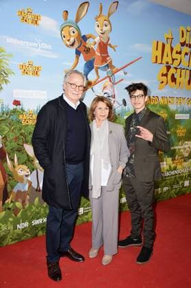 Friedrich von Thun, Senta Berger und Noah Levi bei der Premiere des Kinofilms Die Häschenschule - Jagd nach dem goldenen Ei im Mathäser Filmpalast. München, 12.03.2017 Foto:xP.xSchönbergerx xFuturexImage
