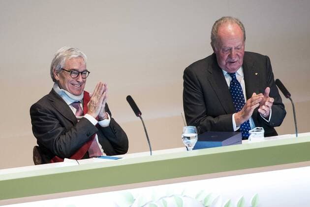 D. Francisco Luzon Lopez and King Juan Carlos attends to the act of imposition of the great cross of the civil order of Alfonso X el Sabio to D. Francisco Luzon Lopez at Reina Sofia Museum in Madrid. March 13, 2017.  (20170313056)