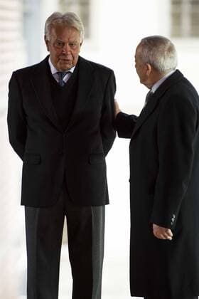 Felipe Gonzalez and Carlos Solgacha attends to the act of imposition of the great cross of the civil order of Alfonso X el Sabio to D. Francisco Luzon Lopez at Reina Sofia Museum in Madrid. March 13, 2017.  (20170313008)