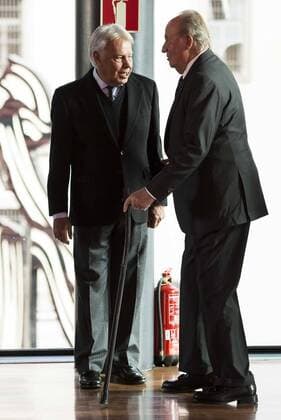 Felipe Gonzalez and King Juan Carlos attends to the act of imposition of the great cross of the civil order of Alfonso X el Sabio to D. Francisco Luzon Lopez at Reina Sofia Museum in Madrid. March 13, 2017.  (20170313025)