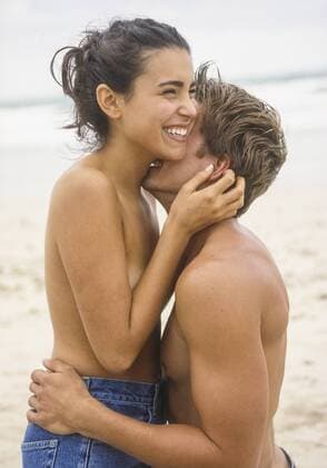 Paar, umarmt am Strand, nackte Oberkoerper, Halbportraet (model-released) Copyright: xMEVx ALLMVMEV61011