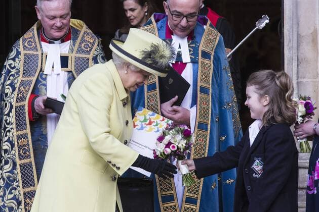 Bilder des Tages Commonwealth Day, Westminster Abbey, London, UK London, UK. 13 March 2017. HM Queen Elizabeth II is given flowers. To mark and celebrate the Sapphire Jubilee of HM The Queen, 65 years as Head of The Commonwealth, HM The Queen, members of the Royal Family and guests attend a service at Westminster Abbey.