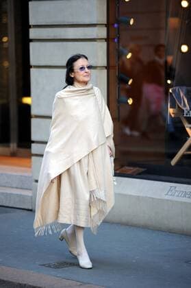 Carla Fracci unterwegs in Mailand Milan, Carla Fracci in total white walking in the center former prima ballerina at La Scala Carla Fracci, walking all alone through the streets of downtown. Here she is with her look total white walk in via Montenapoleone, and look around from time to time between the boutique windows. A man recognizes it and asks for a selfie , Carla Fracci smiles and refuses and denies continuing to walk home.  Copyright: xMimmoxCarrierox xIPAx xMimmoxCarrierox