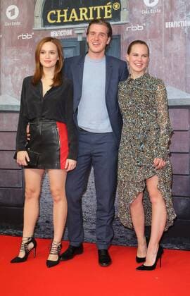 Emili Schuele, Maximilian Meyer-Breitschneider und Alicia von Rittberg bei der Filmpremiere zu der ARD-Produktion - Charite - in der Charite, Luisenstrasse 58, Berlin. Copyright imago stock&people GmbH Tinkeres Datum: 13.03.2017 Filmpremiere Charite
