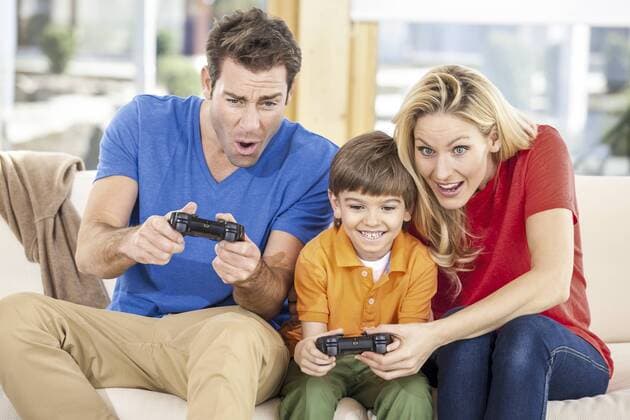 Familie beim Computerspiel (model-released) Copyright: xMEVx ALLMVPC780705