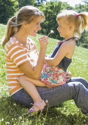 Mutter sitzt mit Tochter auf Wiese (model-released) Copyright: xMEVx ALLMVMEV77014