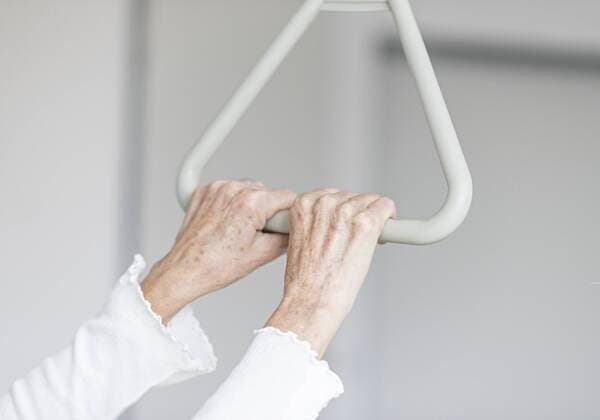 Haende einer Seniorin am Haltegriff eines Krankenbettes (model-released) Copyright: xMEVx ALLMVPC770901