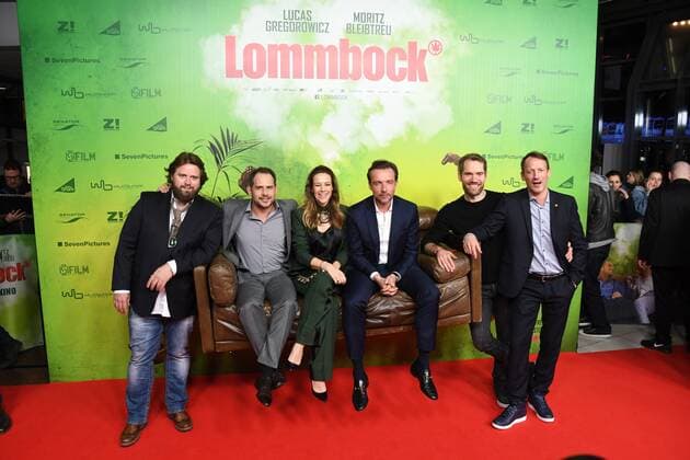 Die Schauspieler Antoine Monot Jr., l-r, Moritz Bleibtreu, Alexandra Neldel, Lucas Gregorowicz, Regisseur Christian Zuebert und Wotan Wilke Moehring kommen am 14.03.2017 zur Filmpremiere des Films Lommbock in den Cinedom in Köln.