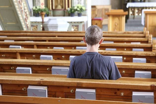 Jugendlicher in der Kirche  1065509187
