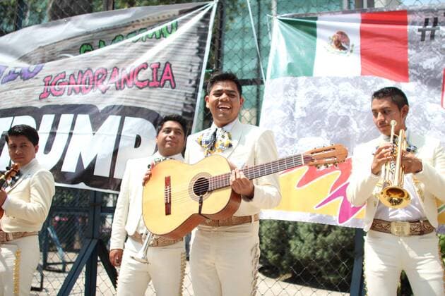 Mexiko: Mariachi Band spielt bei Demo in Mexico City gegen Trumps Außenpolitik March 15, 2017 - Mexico City, Mexico - A mariachi band plays the national anthem of the United States as civil organizations take part in a demonstration called Serenade Breaking Walls against President Donald Trump s foreign policy towards Mexico outside U.S embassy in Mexico City, Mexico March 14, 2017. Mexico City Mexico  - ZUMAn230 20170315_zaa_n230_084 Copyright: xEmilioxEspejelx
