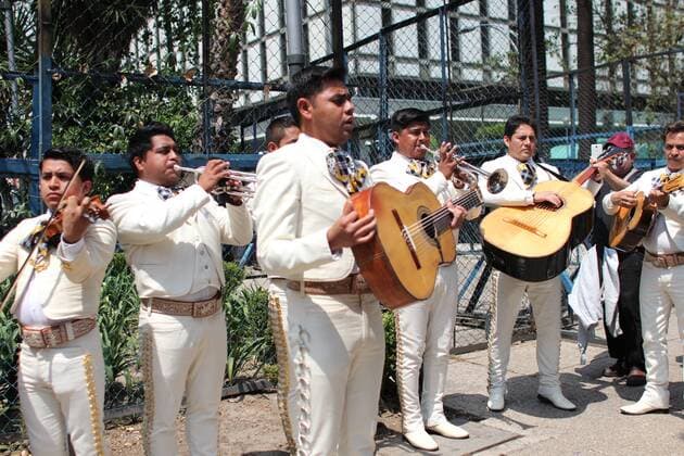 Mexiko: Mariachi Band spielt bei Demo in Mexico City gegen Trumps Außenpolitik March 15, 2017 - Mexico City, Mexico - A mariachi band plays the national anthem of the United States as civil organizations take part in a demonstration called Serenade Breaking Walls against President Donald Trump s foreign policy towards Mexico outside U.S embassy in Mexico City, Mexico March 14, 2017. Mexico City Mexico  - ZUMAn230 20170315_zaa_n230_085 Copyright: xEmilioxEspejelx