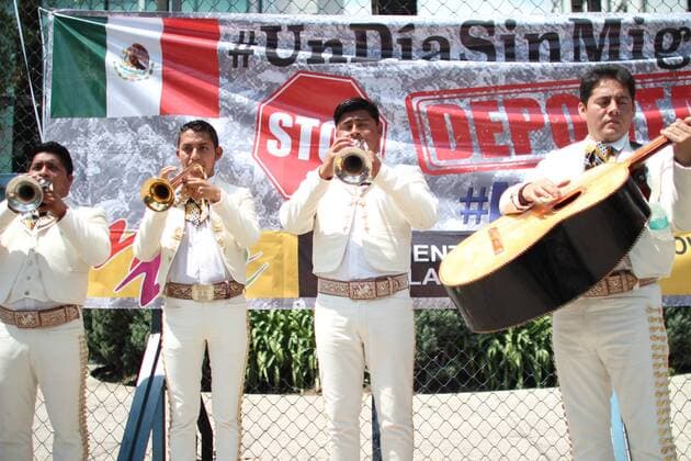 Mexiko: Mariachi Band spielt bei Demo in Mexico City gegen Trumps Außenpolitik March 15, 2017 - Mexico City, Mexico - A mariachi band plays the national anthem of the United States as civil organizations take part in a demonstration called Serenade Breaking Walls against President Donald Trump s foreign policy towards Mexico outside U.S embassy in Mexico City, Mexico March 14, 2017. Mexico City Mexico  - ZUMAn230 20170315_zaa_n230_090 Copyright: xEmilioxEspejelx