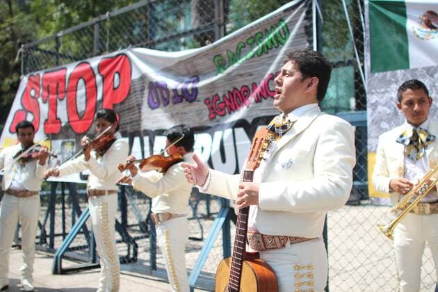 Mexiko: Mariachi Band spielt bei Demo in Mexico City gegen Trumps Außenpolitik March 15, 2017 - Mexico City, Mexico - A mariachi band plays the national anthem of the United States as civil organizations take part in a demonstration called Serenade Breaking Walls against President Donald Trump s foreign policy towards Mexico outside U.S embassy in Mexico City, Mexico March 14, 2017. Mexico City Mexico  - ZUMAn230 20170315_zaa_n230_102 Copyright: xEmilioxEspejelx
