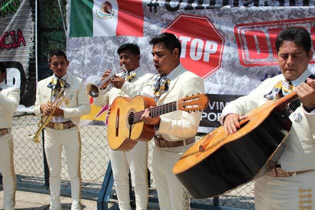 Mexiko: Mariachi Band spielt bei Demo in Mexico City gegen Trumps Außenpolitik March 15, 2017 - Mexico City, Mexico - A mariachi band plays the national anthem of the United States as civil organizations take part in a demonstration called Serenade Breaking Walls against President Donald Trump s foreign policy towards Mexico outside U.S embassy in Mexico City, Mexico March 14, 2017. Mexico City Mexico  - ZUMAn230 20170315_zaa_n230_104 Copyright: xEmilioxEspejelx