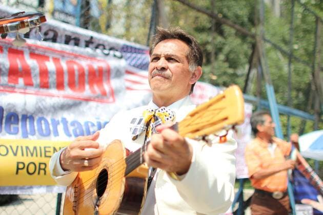 Mexiko: Mariachi Band spielt bei Demo in Mexico City gegen Trumps Außenpolitik March 15, 2017 - Mexico City, Mexico - A mariachi band plays the national anthem of the United States as civil organizations take part in a demonstration called Serenade Breaking Walls against President Donald Trump s foreign policy towards Mexico outside U.S embassy in Mexico City, Mexico March 14, 2017. Mexico City Mexico  - ZUMAn230 20170315_zaa_n230_113 Copyright: xEmilioxEspejelx