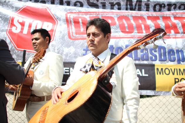Mexiko: Mariachi Band spielt bei Demo in Mexico City gegen Trumps Außenpolitik March 15, 2017 - Mexico City, Mexico - A mariachi band plays the national anthem of the United States as civil organizations take part in a demonstration called Serenade Breaking Walls against President Donald Trump s foreign policy towards Mexico outside U.S embassy in Mexico City, Mexico March 14, 2017. Mexico City Mexico  - ZUMAn230 20170315_zaa_n230_117 Copyright: xEmilioxEspejelx