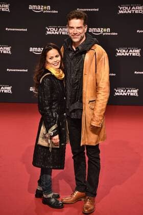 Johannes Brandrup und seine Ehefrau Branwen Okpako bei der Premiere der 6teiligen Amazon Serie You Are Wanted am 15.03.2017 in Berlin You Are Wanted Serien Premiere in Berlin, 2017 