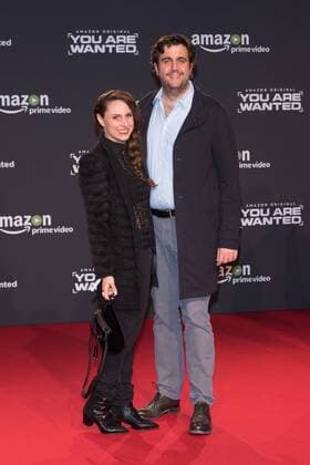 Bastian Pastewka mit Ehefrau Heidrun Buchmaier - Premiere der 6teiligen Amazon Serie YOU ARE WANTED in Berlin am 15.03.2017. Premiere YOU ARE WANTED