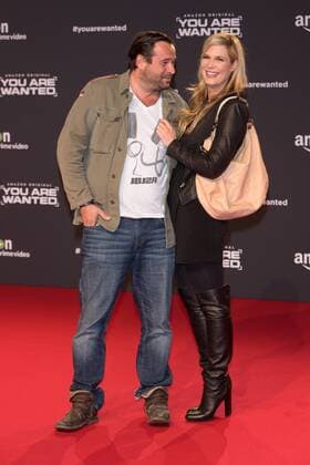 Verena Wriedt mit Ehemann Thomas Schubert - Premiere der 6teiligen Amazon Serie YOU ARE WANTED in Berlin am 15.03.2017. Premiere YOU ARE WANTED