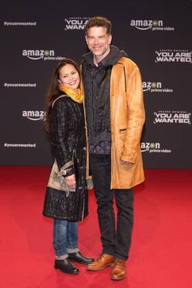 Johannes Brandrup mit Ehefrau Branwen Okpako - Premiere der 6teiligen Amazon Serie YOU ARE WANTED in Berlin am 15.03.2017. Premiere YOU ARE WANTED