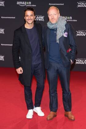 Kostja Ullmann und Simon Schwarz - Premiere der 6teiligen Amazon Serie YOU ARE WANTED in Berlin am 15.03.2017. Premiere YOU ARE WANTED