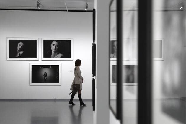 Bilder des Tages MOSCOW, RUSSIA - MARCH 16, 2017: A woman walks past photos of actress Penelope Cruz displayed at the â€˜Pirelli Calendar 2017 by Peter Lindberghâ€™ exhibition at Moscowâ€™s Multimedia Art Museum. The exhibition is open from March 17 to May 14, 2017. Artyom Geodakyan TASS  TS04485C