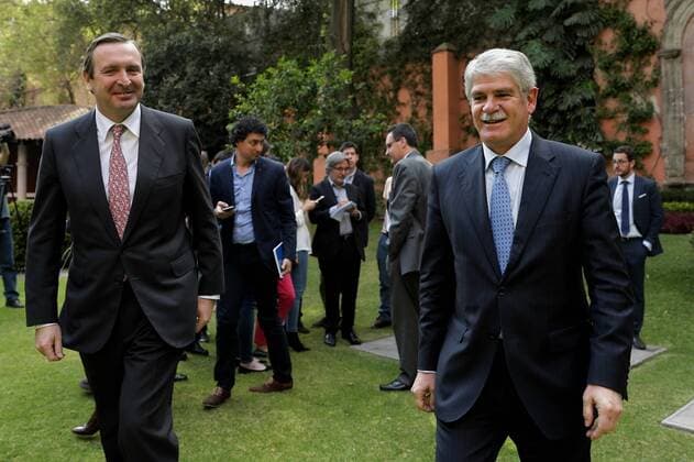 Spain s Foreign Minister Alfonso Dastis (R) and Spain s Ambassador to Mexico Luis Fernandez-Cid (L) before a meeting in Mexico City, Mexico, 16 March 2017. Dastis arrived in Mexico for an official visit after having to delay his depature fom Peru, where he spent the first part of his Latin American tour. DASTIS MEETS MEXICO S PRESIDENT ENRIQUE PENA NIETO !ACHTUNG: NUR REDAKTIONELLE NUTZUNG!  Copyright: xJorgexNúnezx MEX005 20170316-636253041744948790