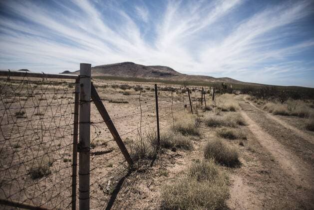 USA: Landbesitzer an der Grenze zu Mexiko February 27, 2017 - Hachita, New Mexico, U.S. - .William Hurt(Cq) is a private landowner and leaseholder who lives, ranches and farms along the U.S.-Mexico border in New Mexico s bootheel area. Hurt feels he should be consulted before any construction of a wall would be built on his land. Pictured is the U.S.-Mexico border fence on Hurt s property. .Hachita New Mexico. Hachita U.S. - ZUMAab1_ 20170227_zaf_ab1_015 Copyright: xRobertoxE.xRosalesx