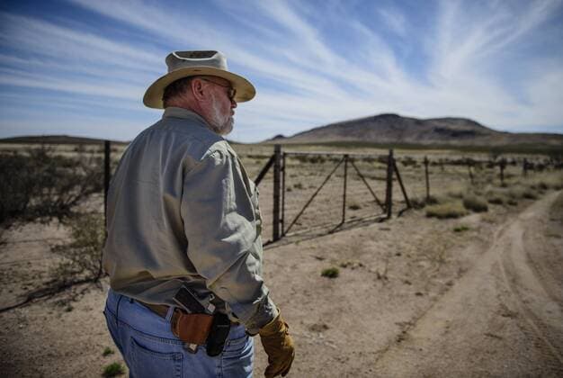 USA: Landbesitzer an der Grenze zu Mexiko February 27, 2017 - Hachita, New Mexico, U.S. - .William Hurt(Cq) is a private landowner and leaseholder who lives, ranches and farms along the U.S.-Mexico border in New Mexico s bootheel area. Hurt feels he should be consulted before any construction of a wall would be built on his land. Pictured is Williman Hurt (Cq) standing at the border fence on his property..Hachita New Mexico. Hachita U.S. - ZUMAab1_ 20170227_zaf_ab1_018 Copyright: xRobertoxE.xRosalesx