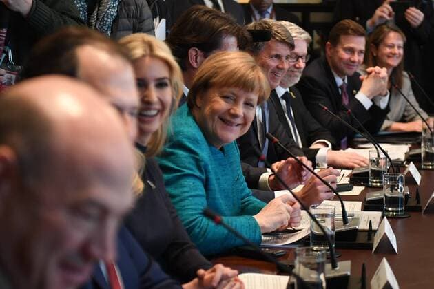Bilder des Tages German Chancellor Angela Merkel (C), with Ivanka Trump (left center), smiles during a roundtable discussion on vocational training with United States and German business leaders, lead by President Donald Trump (not seen), in the Cabinet Room of the White House in Washington, DC on March 17, 2017.  WAP20170317225 PATxBENIC