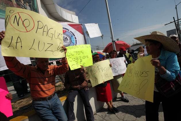 Mexiko: Proteste gegen Bildungsreform in Toluca March 17, 2017 - Mexico - EUM20170317NAC31.JPG.TOLUCA, Mex. ProtestManifestacion-Edomex.-Integrantes de la Asamblea Nacional de Usuarios de Electricidad se manifiestan en las inmediaciones de la Sub Estacion Electrica de este municipio para exigir que disminuyan las tarifas. Foto: Agencia EL UNIVERSALJMA Mexico  - ZUMAu78_ 20170317_zaf_u78_080 Copyright: xElxUniversalx