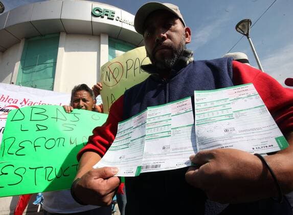 Mexiko: Proteste gegen Bildungsreform in Toluca March 17, 2017 - Mexico - EUM20170317NAC32.JPG.TOLUCA, Mex. ProtestManifestacion-Edomex.-Integrantes de la Asamblea Nacional de Usuarios de Electricidad se manifiestan en las inmediaciones de la Sub Estacion Electrica de este municipio para exigir que disminuyan las tarifas. Foto: Agencia EL UNIVERSALJMA Mexico  - ZUMAu78_ 20170317_zaf_u78_081 Copyright: xElxUniversalx