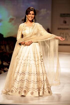 (170318) -- NEW DELHI, March 18, 2017 -- A model presents a creation of designer Anju Modi during India Fashion Week Autumn-Winter 2017 in New Delhi, India, March 17, 2017. The four-day event is organised by the Fashion Design Council of India (FDCI), which kicked off on Wednesday at Jawaharlal Nehru Stadium, New Delhi. ) (zxj) INDIA-NEW DELHI-AMAZON FASHION WEEK-AUTUMN-WINTER 2017 Stringer 