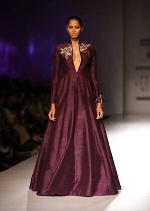 (170318) -- NEW DELHI, March 18, 2017 -- A model presents a creation of designer Anju Modi during India Fashion Week Autumn-Winter 2017 in New Delhi, India, March 17, 2017. The four-day event is organised by the Fashion Design Council of India (FDCI), which kicked off on Wednesday at Jawaharlal Nehru Stadium, New Delhi. ) (zxj) INDIA-NEW DELHI-AMAZON FASHION WEEK-AUTUMN-WINTER 2017 Stringer 