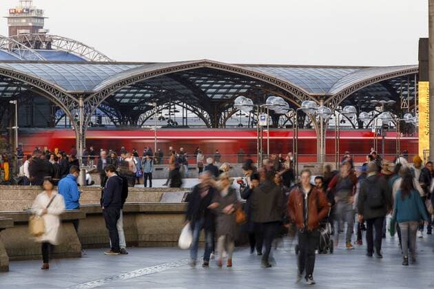 Passanten am Kölner Hauptbahnhof. Köln, 16.03.2017 Foto:xC.xHardtx xFuturexImage