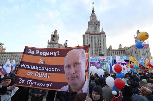 Bilder des Tages MOSCOW, RUSSIA - MARCH 18, 2017: People attend a concert marking the 3rd anniversary of Crimea s reunification with Russia, by the Moscow State University main building. Vyacheslav Prokofyev TASS  TS044BBE