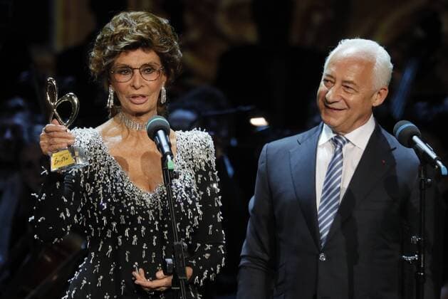 MOSCOW, RUSSIA - MARCH 18, 2017: Italian actress Sophia Loren (L) and Vladimir Spivakov, artistic director and principal conductor of the National Philharmonic of Russia and the Moscow Virtuosi Chamber Orchestra, at a ceremony to present BraVo international music awards at the Bolshoi Theatre. Mikhail Japaridze TASS  TS044C5D