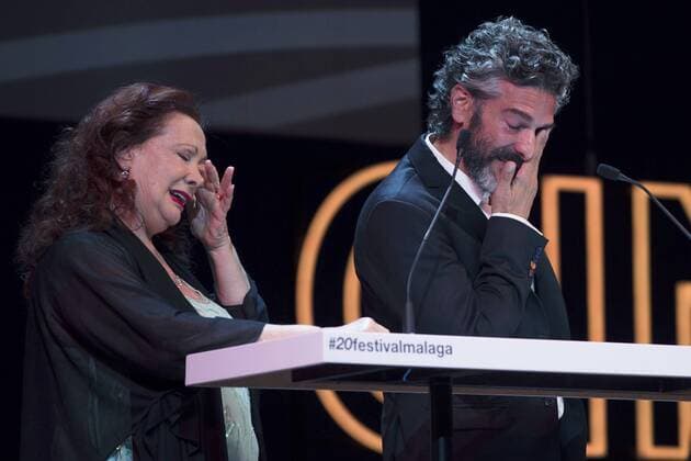 Argentinian actor Leonardo Sbaraglia (R), accompained by his mother Roxana Randon, speaks after receiving the Malaga-Sur Award during the 20th Edition of the Malaga Film Festival of Spanish Cinema at Cervantes Theater in Malaga, Spain, 18 March 2017. MALAGA FILM FESTIVAL OF SPANISH CINEMA !ACHTUNG: NUR REDAKTIONELLE NUTZUNG!  Copyright: xJorgexZapatax GRA560 20170318-636254774560743384