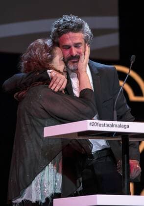 Argentinian actor Leonardo Sbaraglia (R) hugs his mother Roxana Randon after receiving the Malaga-Sur Award during the 20th Edition of the Malaga Film Festival of Spanish Cinema at Cervantes Theater in Malaga, Spain, 18 March 2017. MALAGA FILM FESTIVAL OF SPANISH CINEMA !ACHTUNG: NUR REDAKTIONELLE NUTZUNG!  Copyright: xJorgexZapatax GRA560 20170318-636254774576499182