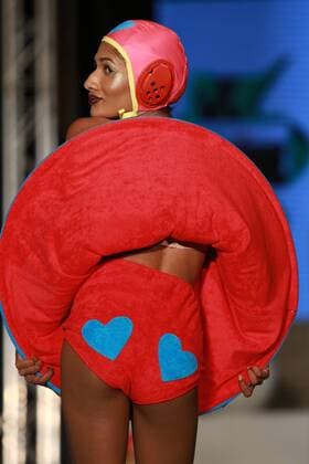 March 18, 2017 - Colombo, Sri Lanka - A model presents a creation by fashion designer Agatha Ruiz De La Prada at the Colombo fashion week on March 18, 2017 Colombo Sri Lanka  - ZUMAn230 20170318_zaa_n230_454 Copyright: xTharakaxBasnayakax