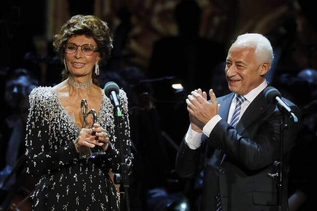 MOSCOW, RUSSIA - MARCH 18, 2017: Italian actress Sophia Loren (L) and Vladimir Spivakov, artistic director and principal conductor of the National Philharmonic of Russia and the Moscow Virtuosi Chamber Orchestra, at a ceremony to present BraVo international music awards at the Bolshoi Theatre. Mikhail Japaridze TASS  TS044C5E