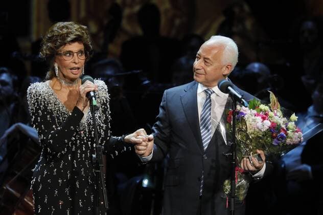 MOSCOW, RUSSIA - MARCH 18, 2017: Italian actress Sophia Loren (L) and Vladimir Spivakov, artistic director and principal conductor of the National Philharmonic of Russia and the Moscow Virtuosi Chamber Orchestra, at a ceremony to present BraVo international music awards at the Bolshoi Theatre. Mikhail Japaridze TASS  TS044C60