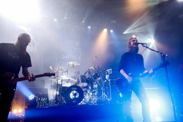 Konzert von New Model Army im FZW Dortmund¨Das neue Album Winter ist Anlass für New Model Army eine ausgiebige Tour. So führt der Weg der Band aus dem nordenglischen Bradford nach Dortmund ins FZW, wo die Musiker um Justin Sullivan vor ausverkauftem Haus gespielt haben. Konzert New Model Army im FZW