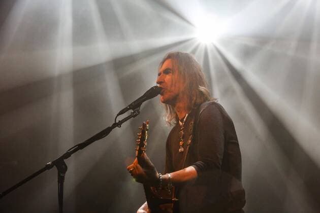 Konzert von New Model Army im FZW Dortmund¨Das neue Album Winter ist Anlass für New Model Army eine ausgiebige Tour. So führt der Weg der Band aus dem nordenglischen Bradford nach Dortmund ins FZW, wo die Musiker um Justin Sullivan vor ausverkauftem Haus gespielt haben. Konzert New Model Army im FZW