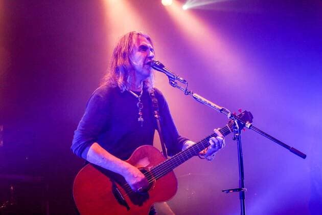 Konzert von New Model Army im FZW Dortmund¨Das neue Album Winter ist Anlass für New Model Army eine ausgiebige Tour. So führt der Weg der Band aus dem nordenglischen Bradford nach Dortmund ins FZW, wo die Musiker um Justin Sullivan vor ausverkauftem Haus gespielt haben. Konzert New Model Army im FZW