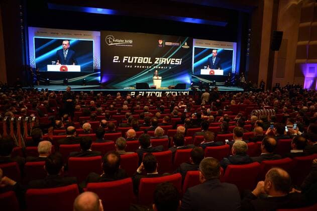 Türkischer Präsident Erdogan bei einem Treffen türkischer Fußballfunktionäre Turkish President Recep Tayyip ErdoÄüan joins the 2nd Football Summit at Istanbul, Turkey. Turkish football club directors and Turkish players Arda Turan, Volkan Demirel, Emre Belozoglu also joins the summit.  27700028sp